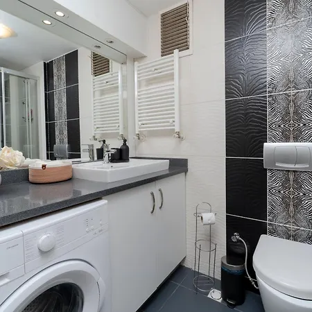 Spacious 1-bedroom Apartment *